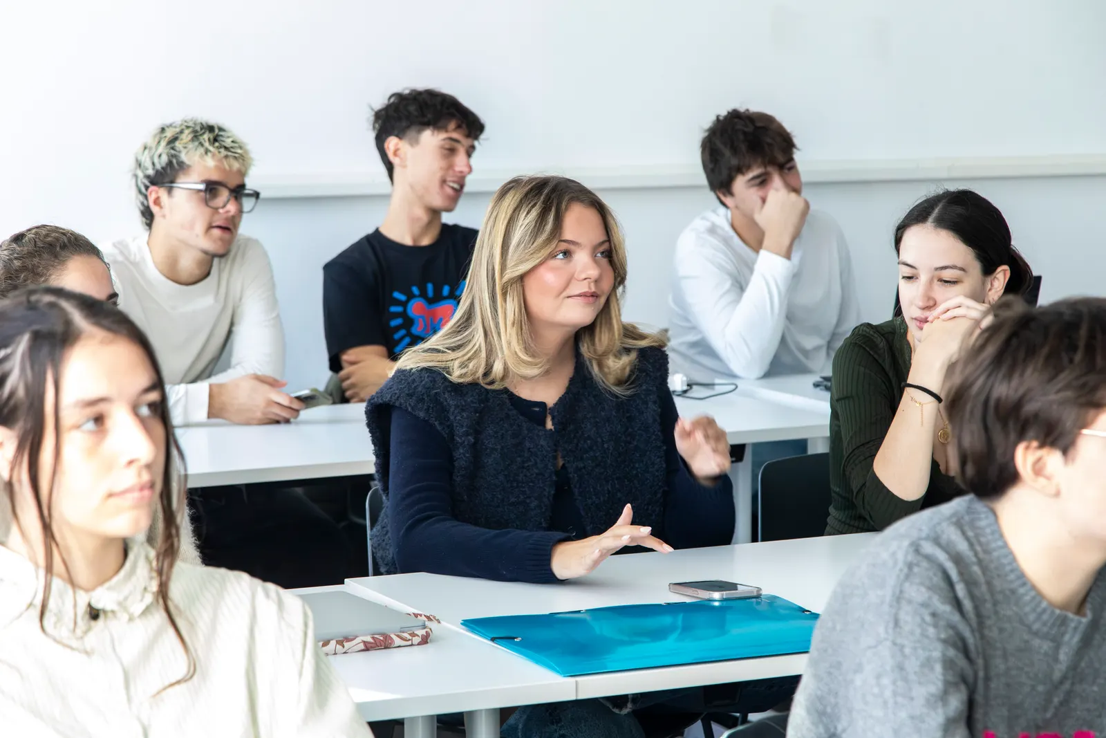 Des étudiants en cours, attentifs à l’échange